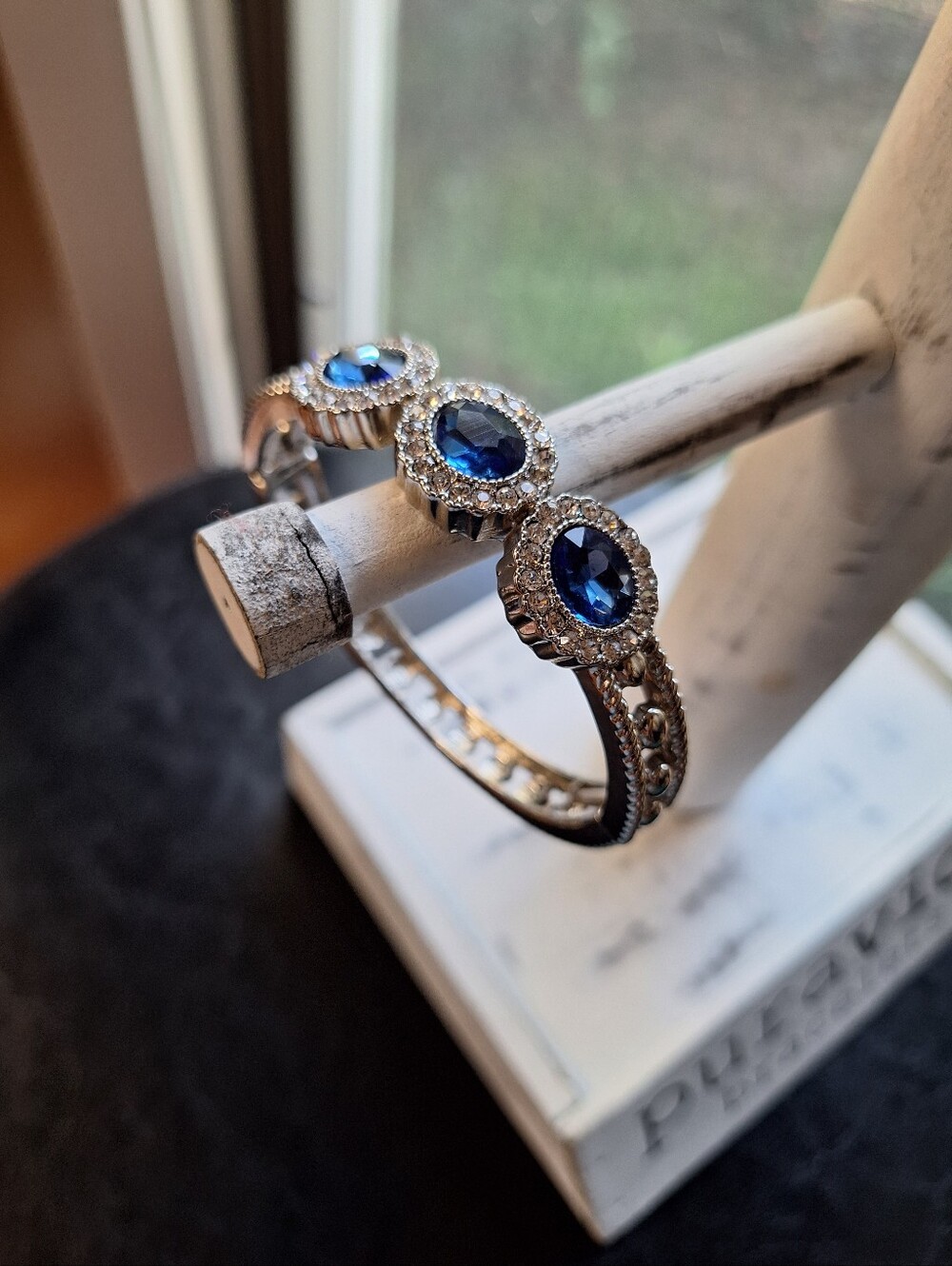 Monet branded Silver stretchy Bracelet w/Blue Oval Stones & Crystals Titanic
